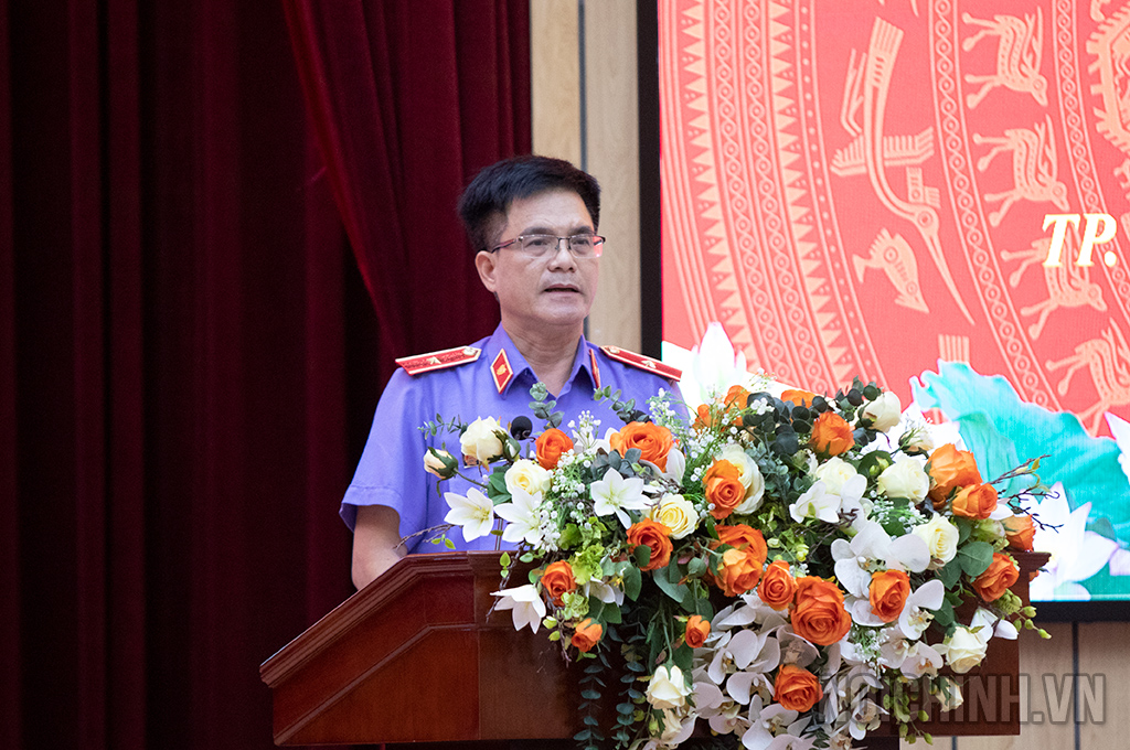 Đồng chí Phạm Trung Thuận, Viện trưởng Viện kiểm sát nhân dân tỉnh Đắk Lắk trình bày góp ý tại Hội nghị