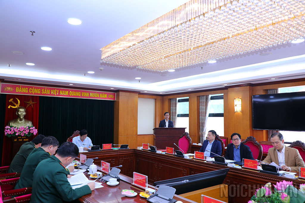 Đồng chí Nguyễn Xuân Trường, Vụ trưởng Vụ Cơ quan nội chính trình bày báo cáo