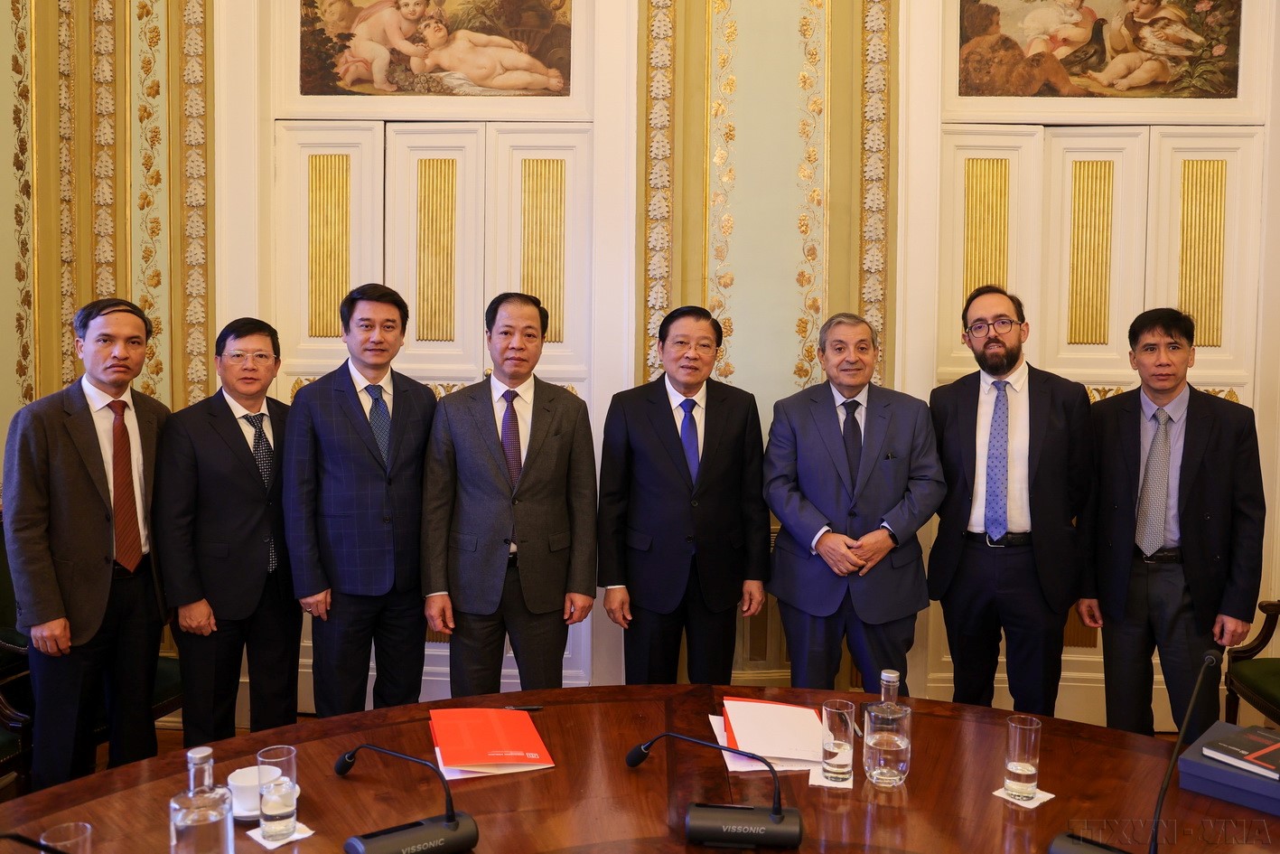 Đồng chí Phan Đình Trạc làm việc tại Viện Công tố Bồ Đào Nha