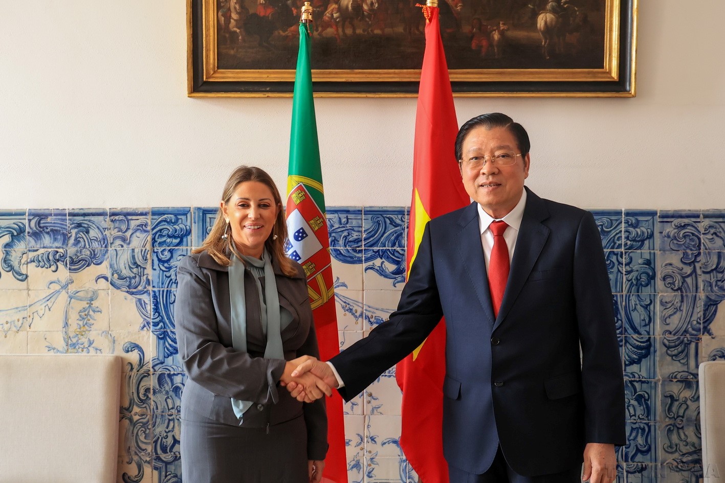 Đồng chí Phan Đình Trạc làm việc với Quốc vụ khanh Bộ Ngoại giao Ana Isabel Xavier