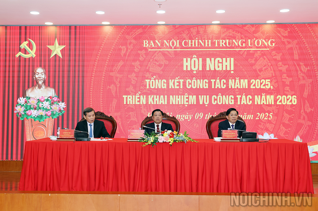Đồng chí Phan Đình Trạc, Ủy viên Bộ Chính Trị, Bí thư Trung ương Đảng, Trưởng Ban; đồng chí Lê Minh Trí, Bí thư Trung ương Đảng, Phó Trưởng ban Thường trực và đồng chí Đặng Văn Dũng, Phó Trưởng Ban, Bí thư Đảng ủy cơ quan Ban Nội chính Trung ương chủ trì Hôi·