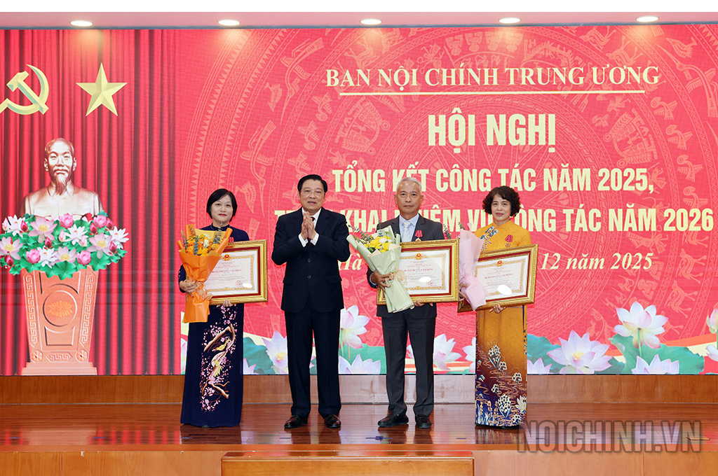 Đồng chí Phan Đình Trạc, Ủy viên Bộ Chính trị, Bí thư Trung ương Đảng, Trưởng Ban Nội chính Trung ương trao Huân chương Lao động hạng Nhì tặng đồng chí Nguyễn Thị Nga, nguyên Phó Chánh Văn phòng Ban và đồng chí Đào Thị Hoài Thu, nguyên Phó Vụ trưởng Vụ Cải cách tư pháp; trao Huân chương hạng Ba tặng đồng chí Nguyễn Quốc Vinh, nguyên Vụ trưởng Vụ Cơ quan Nội chính