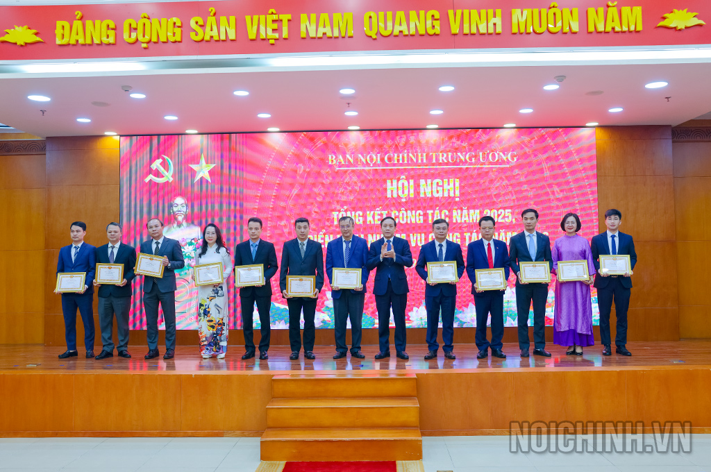 Đồng chí Nguyễn Thanh Hải, Phó Trưởng Ban trao danh hiệu Chiến sỹ thi đua cơ sở tặng các cá nhân 