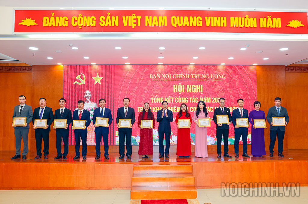 Đồng chí Đặng Văn Dũng, Phó Trưởng Ban trao danh hiệu Chiến sỹ thi đua cơ sở tặng các cá nhân 