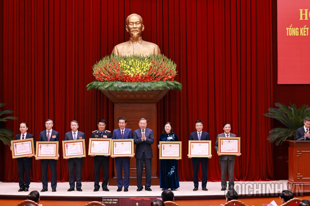 Đồng chí Tô Lâm, Tổng Bí thư, Trưởng Ban Chỉ đạo Trung ương về phòng, chống tham nhũng, lãng phí, tiêu cực trao Huân chương Độc lập hạng Ba và Huân chương Lao động hạng Nhất tặng các đồng chí lãnh đạo