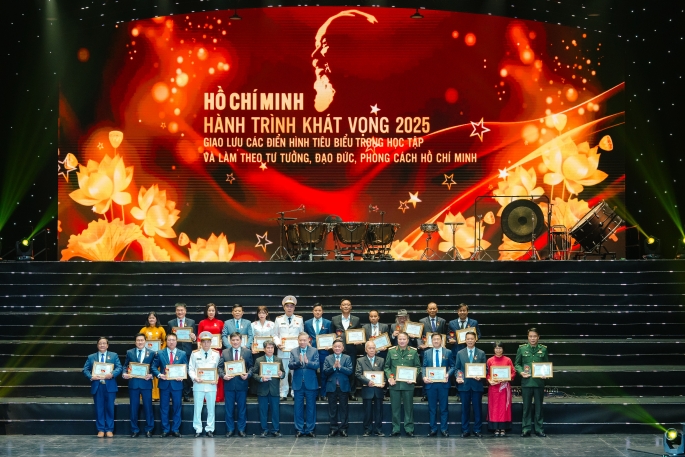 Tổng Bí thư Tô Lâm và đồng chí Trần Cẩm Tú, Ủy viên Bộ Chính trị, Thường trực Ban Bí thư trao Giấy chứng nhận và biểu trưng và cho các điển hình tiêu biểu