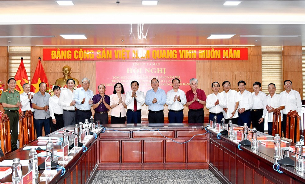 Đồng chí Bùi Văn Nghiêm, Ủy viên Trung ương Đảng, Phó Trưởng Ban Nội chính Trung ương chúc mừng ngành Nội chính Cà Mau nhân kỷ niệm 60 năm Ngày truyền thống ngành Nội chính Đảng