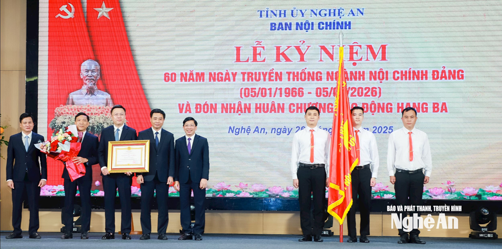 Đồng chí Đặng Văn Dũng, Phó Trưởng Ban Nội chính Trung ương trao Huân chương Lao động hạng Ba do Chủ tịch nước tặng Ban Nội chính Tỉnh ủy Nghệ An