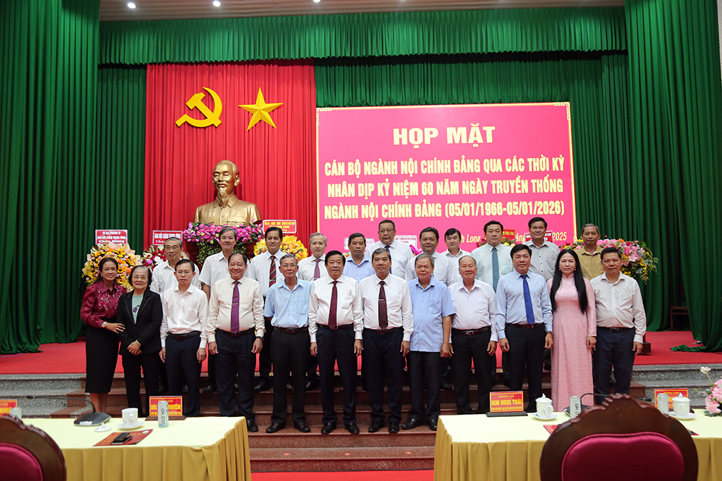 Đồng chí Bùi Văn Nghiêm, Ủy viên Trung ương Đảng, Phó Trưởng Ban Nội chính Trung ương chịp ảnh lưu niệm cùng các đại biểu tham dự họp mặt