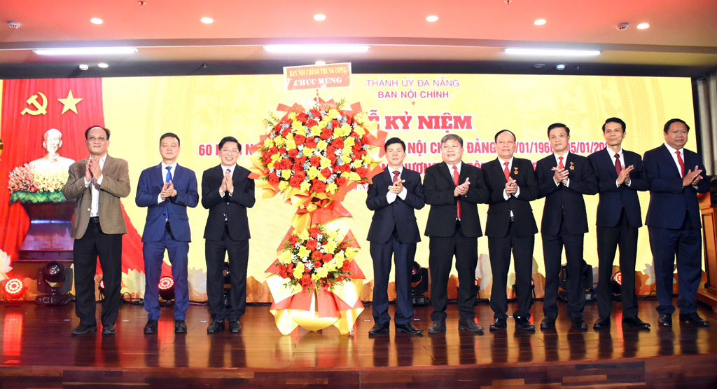 Đồng chí Đặng Văn Dũng, Phó Trưởng Ban Nội chính Trung ương tặng Hoa chúc mừng Ban Nội chính Thành ủy Đà Nẵng