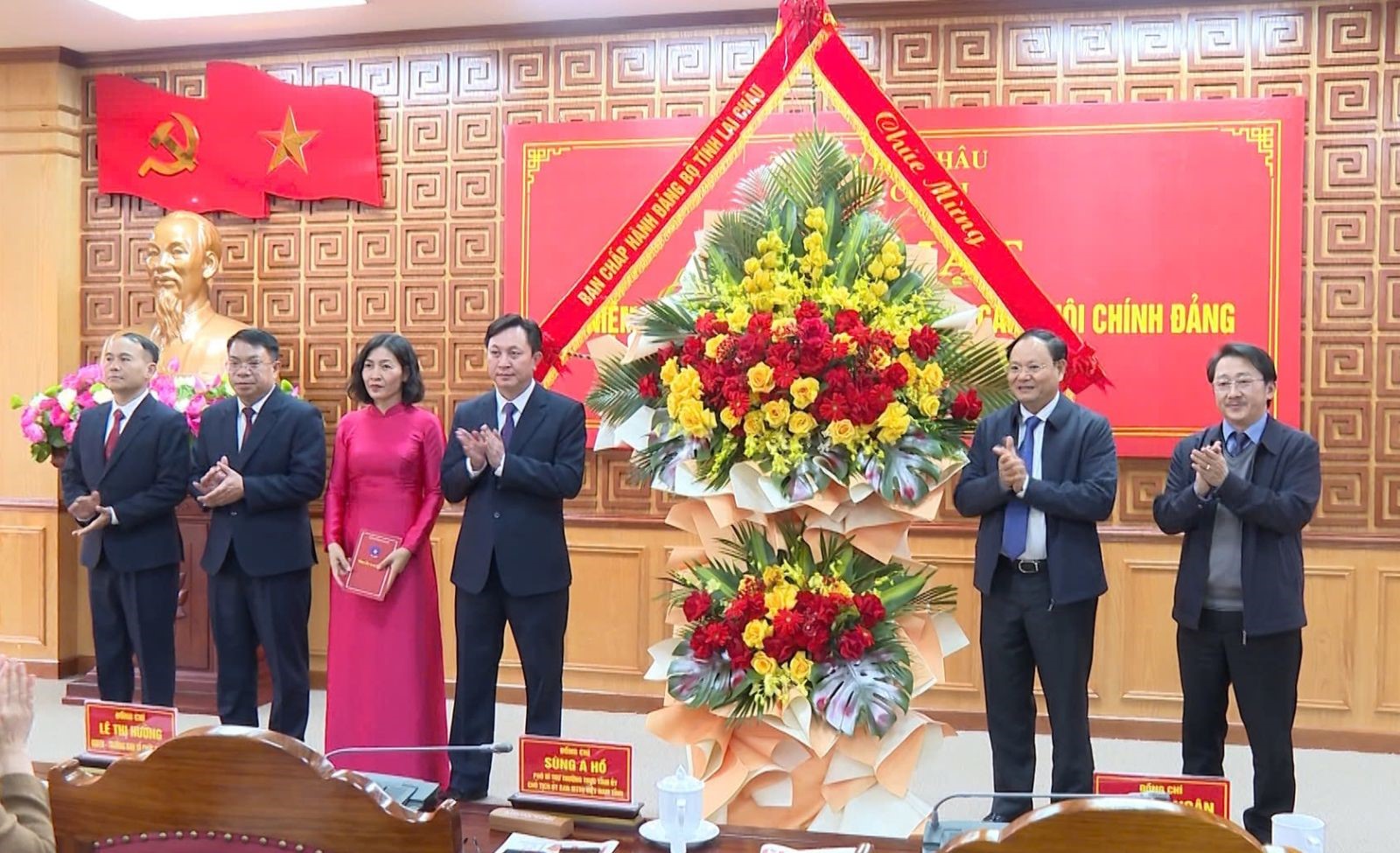 Đồng chí Lê Minh Ngân, Bí thư Tỉnh ủy và đồng chí Sùng A Hồ,  Phó Bí thư Thường trực Tỉnh ủy, Chủ tịch Ủy ban MTTQ Việt Nam tỉnh tặng hoa chúc mừng Ban Nội chính Tỉnh ủy