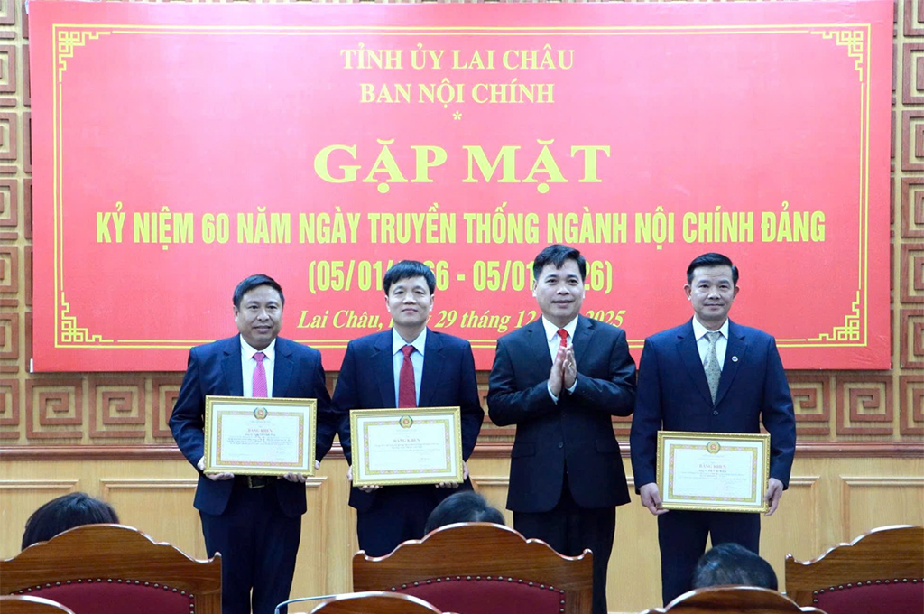 Tập thể và 2 cá nhân thuộc Ban Nội chính Tỉnh ủy Lai Châu nhận Bằng khen của Trưởng Ban Nội chính Trung ương