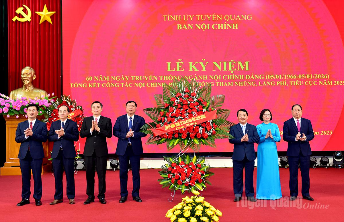 Đồng chí Hầu A Lềnh, Ủy viên Trung ương Đảng, Bí thư Tỉnh ủy tặng Hoa chúc mừng Ban Nội chính Tỉnh ủy Tuyên Quang