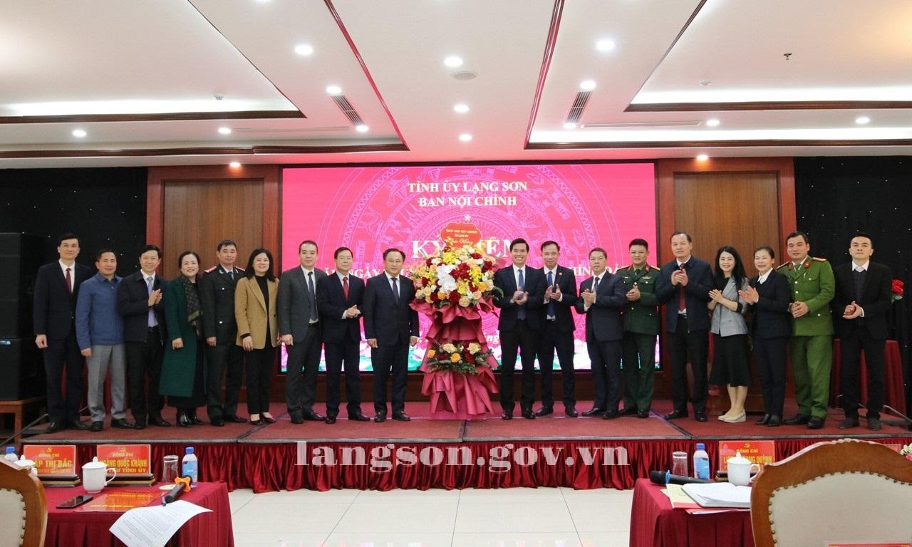 Đồng chí Bí thư Tỉnh ủy, các đồng chí Ủy viên Ban Thường vụ Tỉnh ủy Lạng Sơn tặng hoa chúc mừng ngành nội chính Đảng của tỉnh nhân kỷ niệm 60 năm Ngày truyền thống 