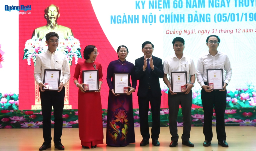 Đồng chí Đặng Văn Dũng, Phó Trưởng Ban Nội chính Trung ương tặng Kỷ niệm chương Vì sự nghiệp ngành Nội chính Đảng cho các cá nhân tại Lễ kỷ niệm