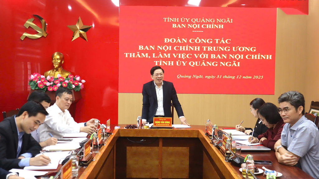 Đồng chí Đặng Văn Dũng, Phó Trưởng Ban Nội chính Trung ương phát biểu tại buổi làm việc với Ban Nội chính Tỉnh ủy Quảng Ngãi