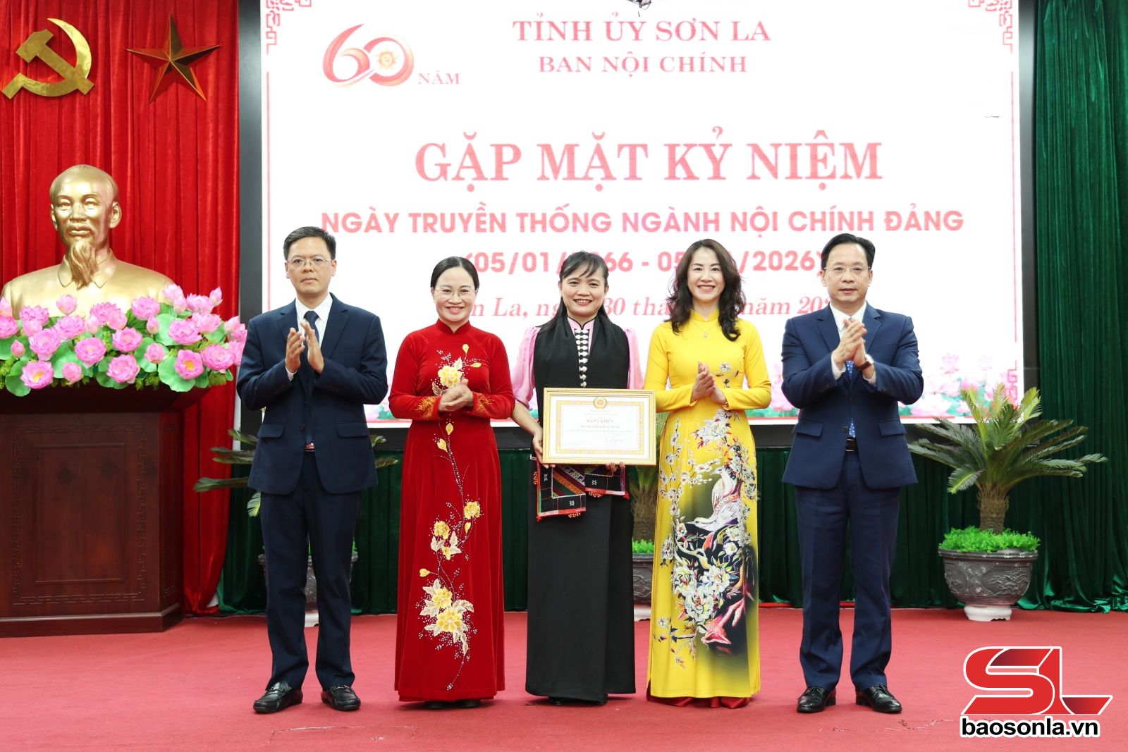 Đồng chí Bí thư Tỉnh ủy chuyển trao Bằng khen của Ban Nội chính Trung ương cho Ban Nội chính Tỉnh ủy Sơn La