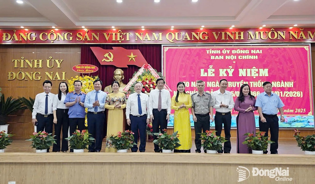 Đồng chí Bùi Văn Nghiêm, Ủy viên Trung ương Đảng, Phó Trưởng Ban Nội chính Trung ương chụp ảnh lưu niệm với cán bộ, công chức Ban Nội chính Tỉnh ủy Đồng Nai