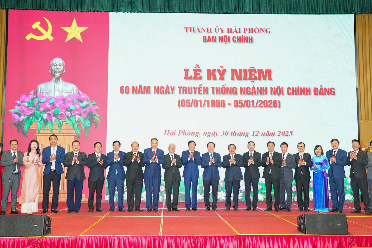 Đồng chí Bùi Văn Nghiêm, Ủy viên Trung ương Đảng, Phó Trưởng Ban Nội chính Trung ương chụp ảnh lưu niệm với các đại biểu ngành Nội chính Đảng thành phố Hải Phòng