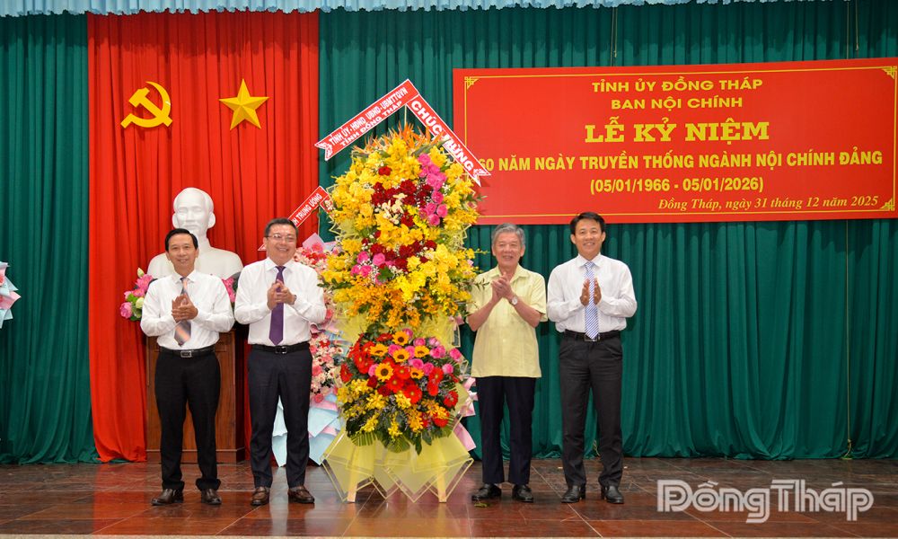 Đồng chí Ngô Chí Cường, Ủy viên Trung ương Đảng, Bí thư Tỉnh ủy, Trưởng Đoàn đại biểu Quốc hội tỉnh Đồng Tháp tặng hoa chúc mừng Ban Nội chính Tỉnh ủy Lễ kỷ niệm 60 năm Ngày truyền thống ngành Nội chính Đảng