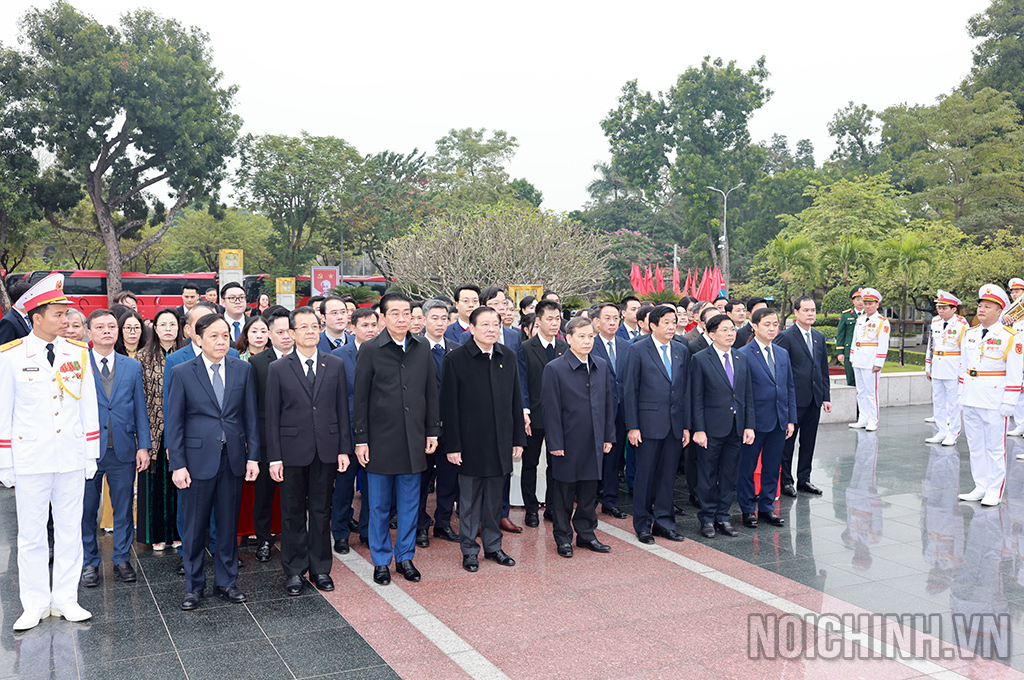 Đoàn công tác ngành Nội chính Đảng dâng hoa, dâng hương tại Đài tưởng niệm các Anh hùng, Liệt sĩ Bắc Sơn