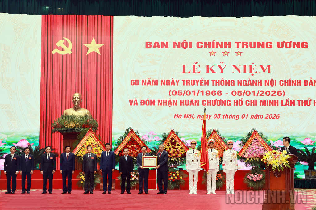 Đồng chí Tô Lâm, Tổng Bí thư Ban Chấp hành Trung ương Đảng Cộng sản Việt Nam trao Huân chương Hồ Chí Minh lần thứ hai tặng Ban Nội chính Trung ương