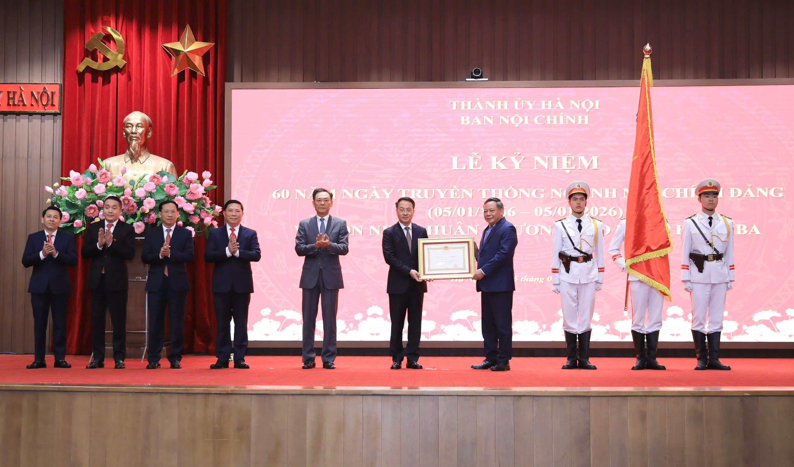 Đồng chí Nguyễn Văn Phong, Phó Bí thư Thường trực Thành ủy trao Huân chương lao động hạng Ba tặng Ban Nội chính Thành uỷ Hà Nội