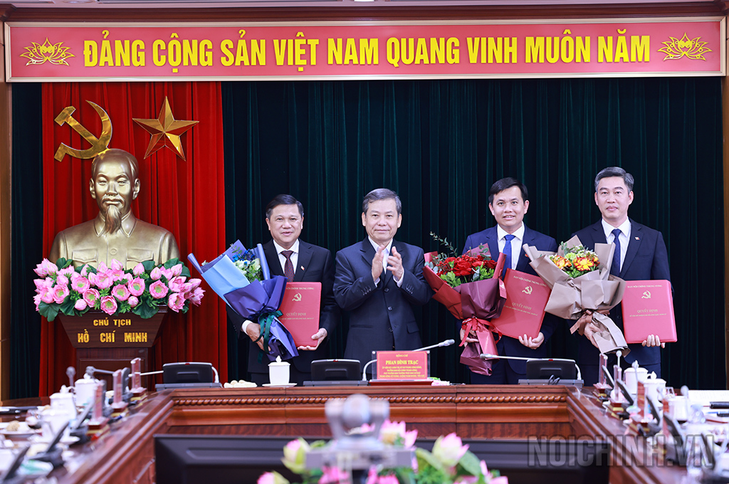 Đồng chí Lê Minh Trí, Bí thư Trung ương Đảng, Phó Trưởng ban Thường trực Ban Nội chính Trung ương trao Quyết định và tặng hoa chúc mừng các đồng chí được bổ nhiệm