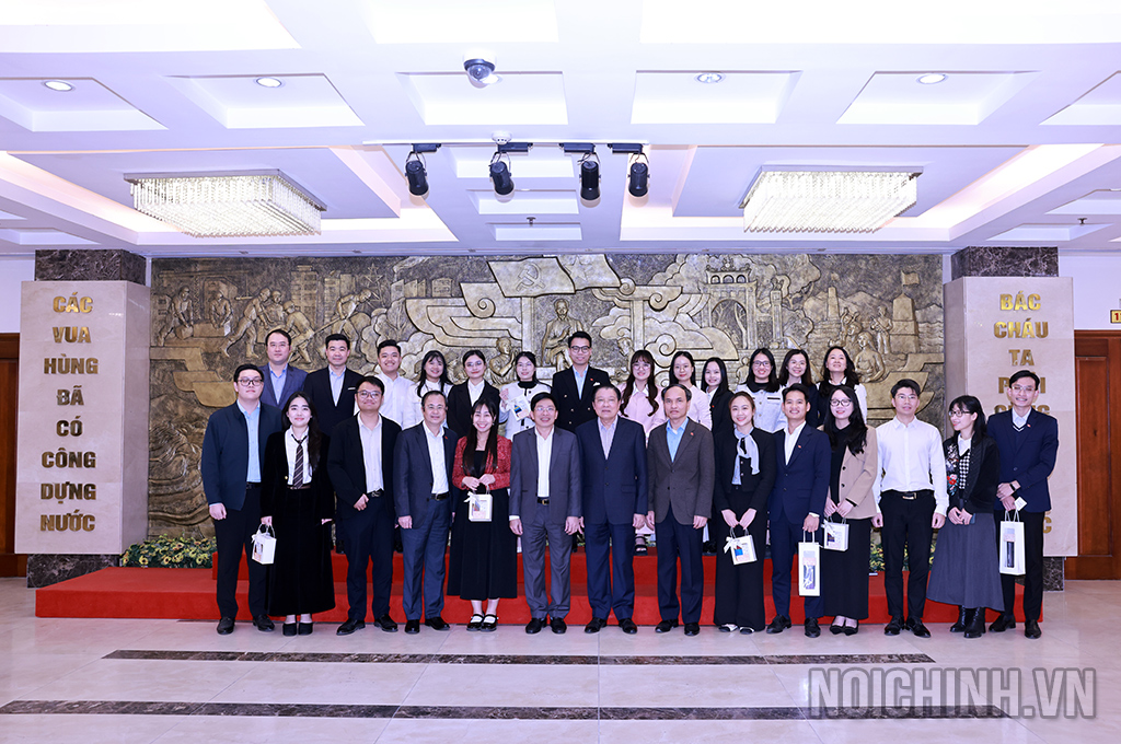 Đồng chí Phan Đình Trạc, Ủy viên Bộ Chính trị, Bí thư Trung ương Đảng, Trưởng Ban Nội chính Trung ương chụp ảnh lưu niệm tại buổi gặp mặt