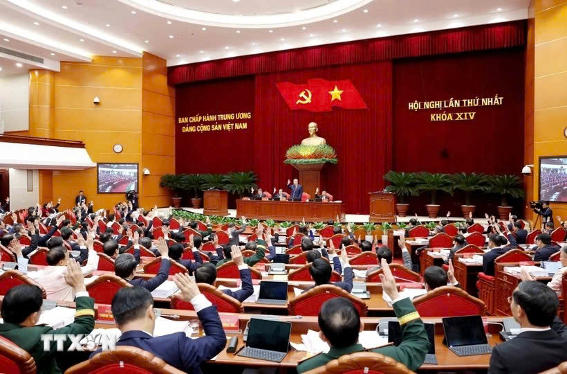 Các đồng chí Ủy viên Trung ương biểu quyết thông qua danh sách bầu Bộ Chính trị khóa XIV