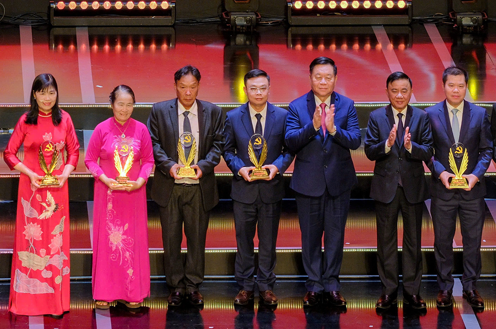 Đồng chí Nguyễn Văn Trường, Vụ trưởng, Bí thư Chi bộ Vụ Nghiên cứu tổng hợp, Ban Nội chính Trung ương được tuyên dương Bí thư Chi bộ xuất sắc năm 2026