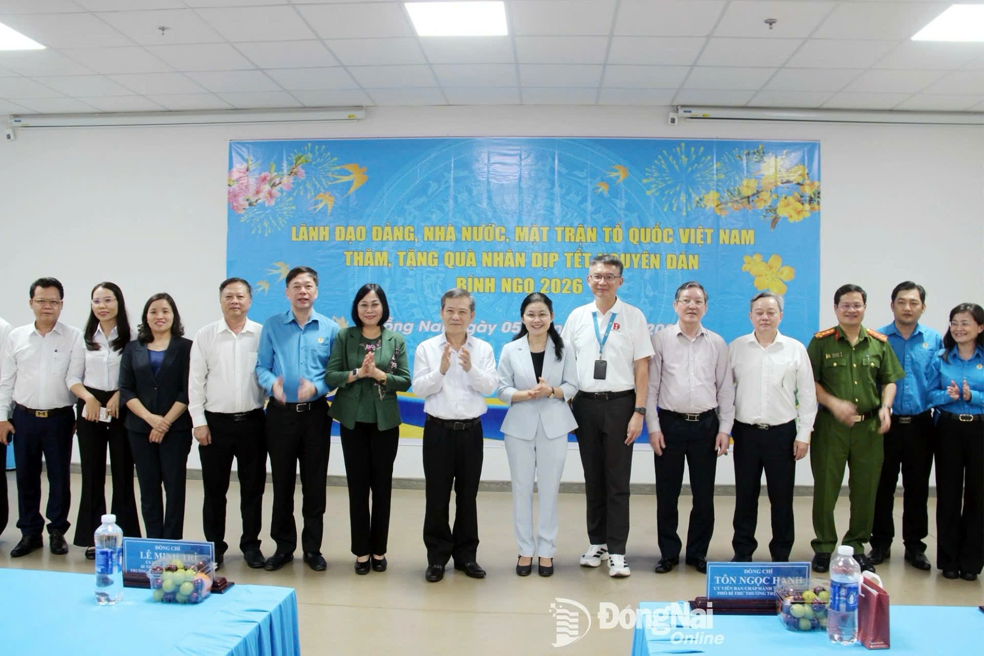  Đồng chí Lê Minh Trí, Ủy viên Bộ Chính trị, Bí thư Trung ương Đảng, Trưởng Ban Nội chính Trung ương cùng các đồng chí Đoàn công tác chụp ảnh lưu niệm với đại diện Công ty TNHH Long Well Việt Nam