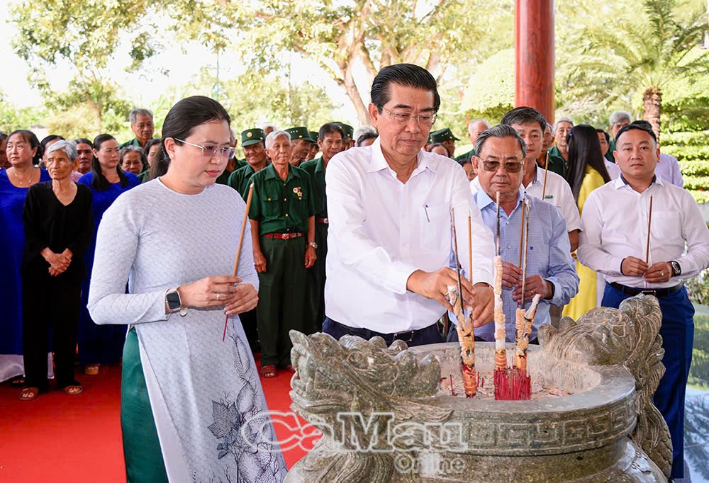 Đồng chí Võ Văn Dũng, Phó Trưởng Ban Nội chính Trung ương dâng hương tưởng niệm Chủ tịch Hồ Chí Minh tại Đền thờ Bác Hồ, xã Châu Thới
