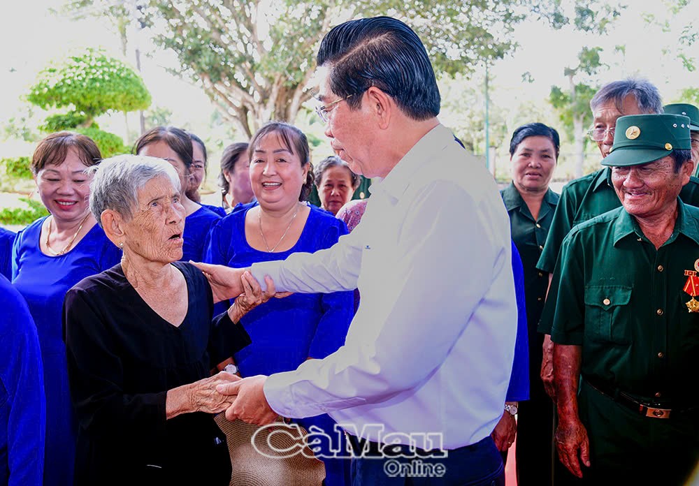 Đồng chí Võ Văn Dũng, Phó Trưởng Ban Nội chính Trung ương thăm hỏi sức khoẻ các thành viên Câu lạc bộ “Thắp hương Đền thờ Bác Hồ” của xã Châu Thới