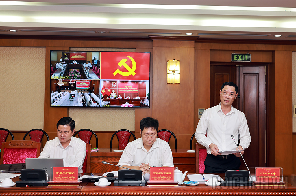 Đồng chí Ngô Đăng Nhật, Ủy viên Ủy ban kiểm tra Trung ương, Phó trưởng Đoàn kiểm tra, giám sát công bố Quyết định 