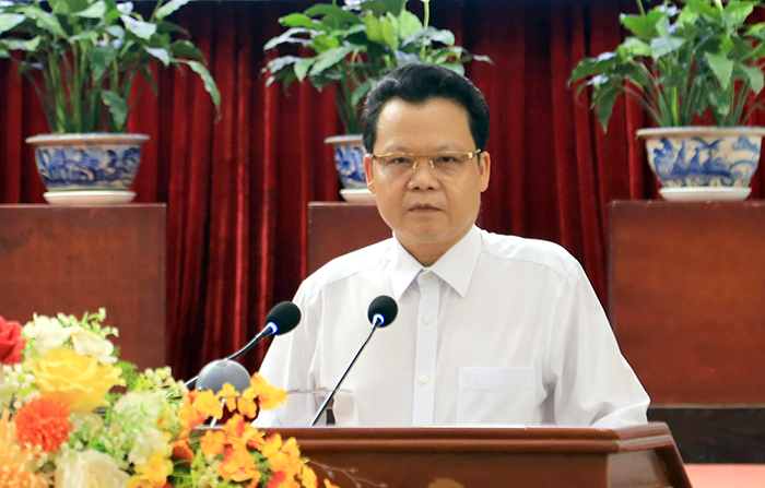 Đồng chí Tiễn sỹ Trịnh Thăng Quyết, Phó Vụ trưởng Vụ Địa phương III, Ban Nội chính Trung ương trình bày báo cáo tại Hội nghị