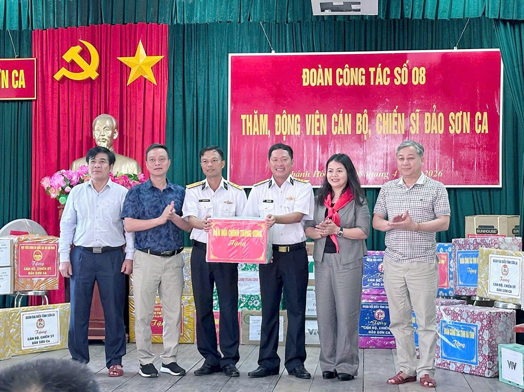 Đồng chí Đoàn Hồng Ngọc, Vụ trưởng Vụ Địa phương II và Đoàn cán bộ, công chức Ban Nội chính Trung ương tặng quà cho các cán bộ, chiến sĩ Đảo Sơn Ca