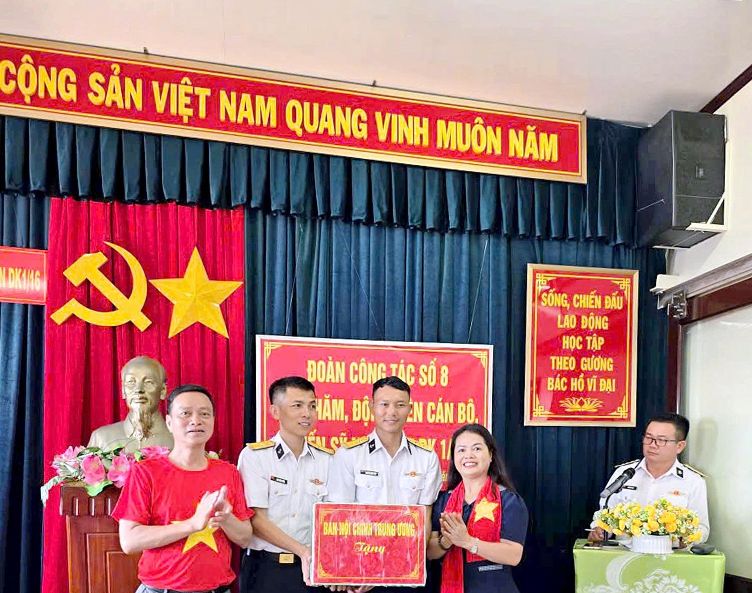 Đồng chí Đoàn Hồng Ngọc, Vụ trưởng Vụ Địa phương II và Đoàn cán bộ, công chức Ban Nội chính Trung ương tặng quà cho các cán bộ, chiến sĩ Nhà dàn DK1/16