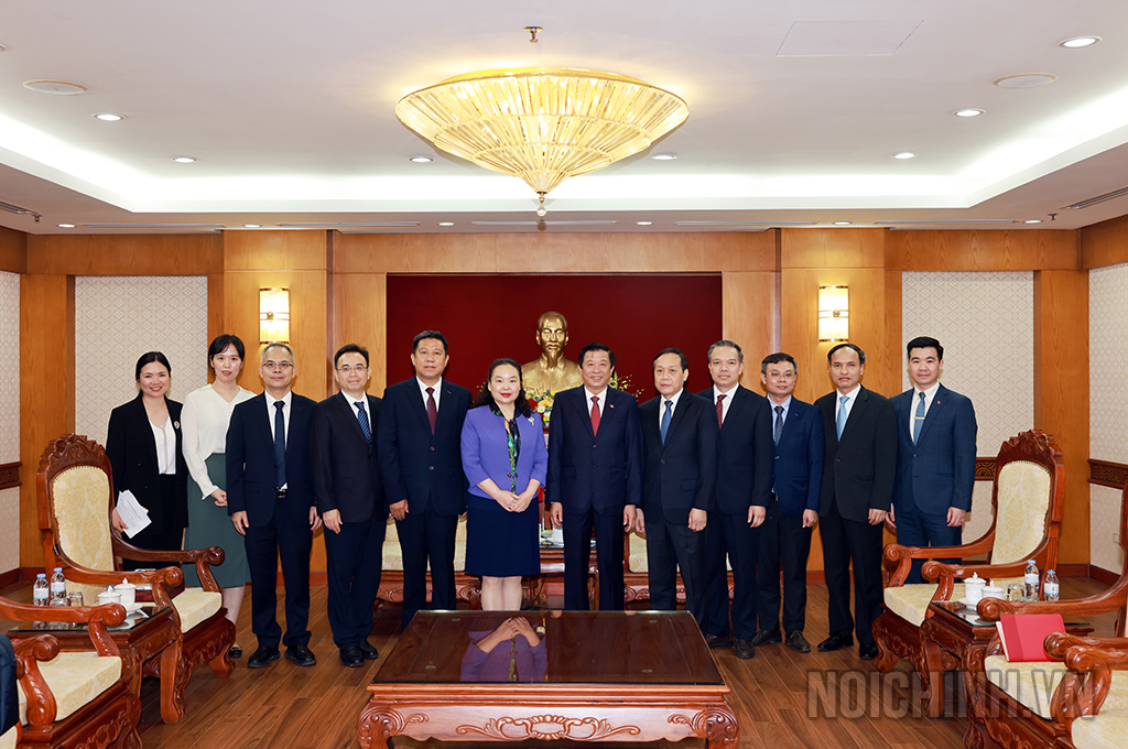 Hai bên chụp ảnh lưu niệm tại buổi làm việc