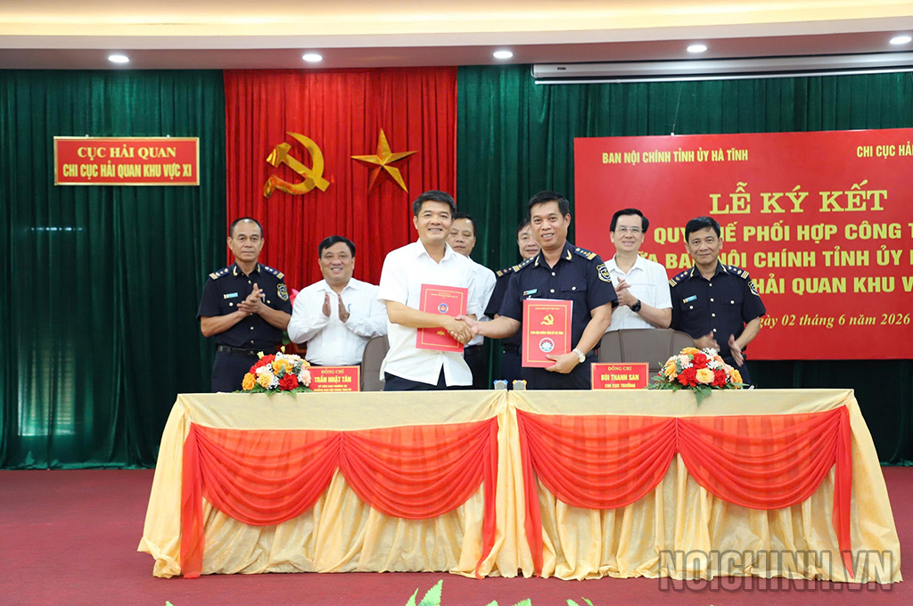 Lãnh đạo Ban Nội chính Tỉnh ủy và Chi cục Hải quan khu vực XI ký kết quy chế phối hợp