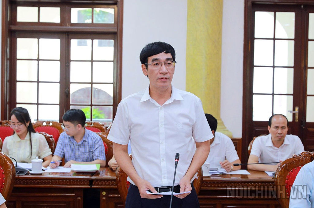 Trưởng Ban Nội chính Tỉnh ủy, Phó Trưởng ban Thường trực Ban Chỉ đạo tỉnh Nguyễn Ngọc Tiến trình bày các văn bản tại Phiên họp