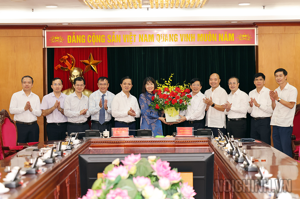 Các đồng chí lãnh đạo Ban Nội chính Trung ương và lãnh đạo các vụ, đơn vị chúc mừng