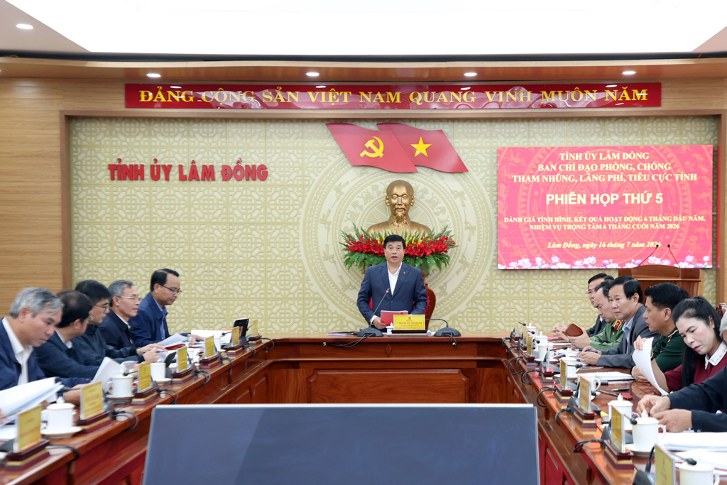Đồng chí Y Thanh Hà Niê Kđăm, Ủy viên Ban Chấp hành Trung ương Đảng, Bí thư Tỉnh ủy, Trưởng Đoàn đại biểu Quốc hội tỉnh Lâm Đồng chủ trì Phiên họp