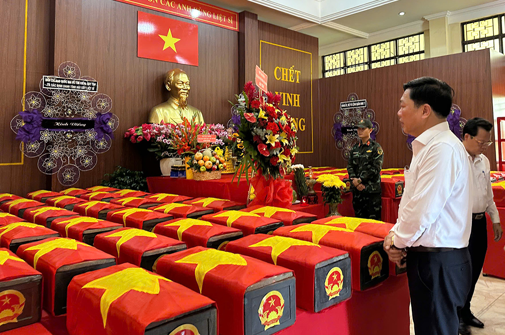 Đồng chí Trần Hoàng Kiếm, Vụ trưởng Vụ Địa phương III, Ban Nội chính Trung ương viếng các Anh hùng Liệt sĩ