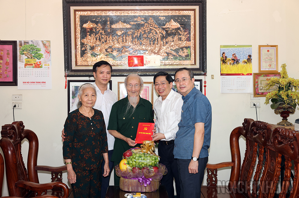 Đồng chí Đặng Văn Dũng, Ủy viên Trung ương Đảng, Phó Trưởng Ban, Bí thư Đảng ủy cơ quan Ban Nội chính Trung ương tặng quà, thăm hỏi ông Nguyễn Văn Dương