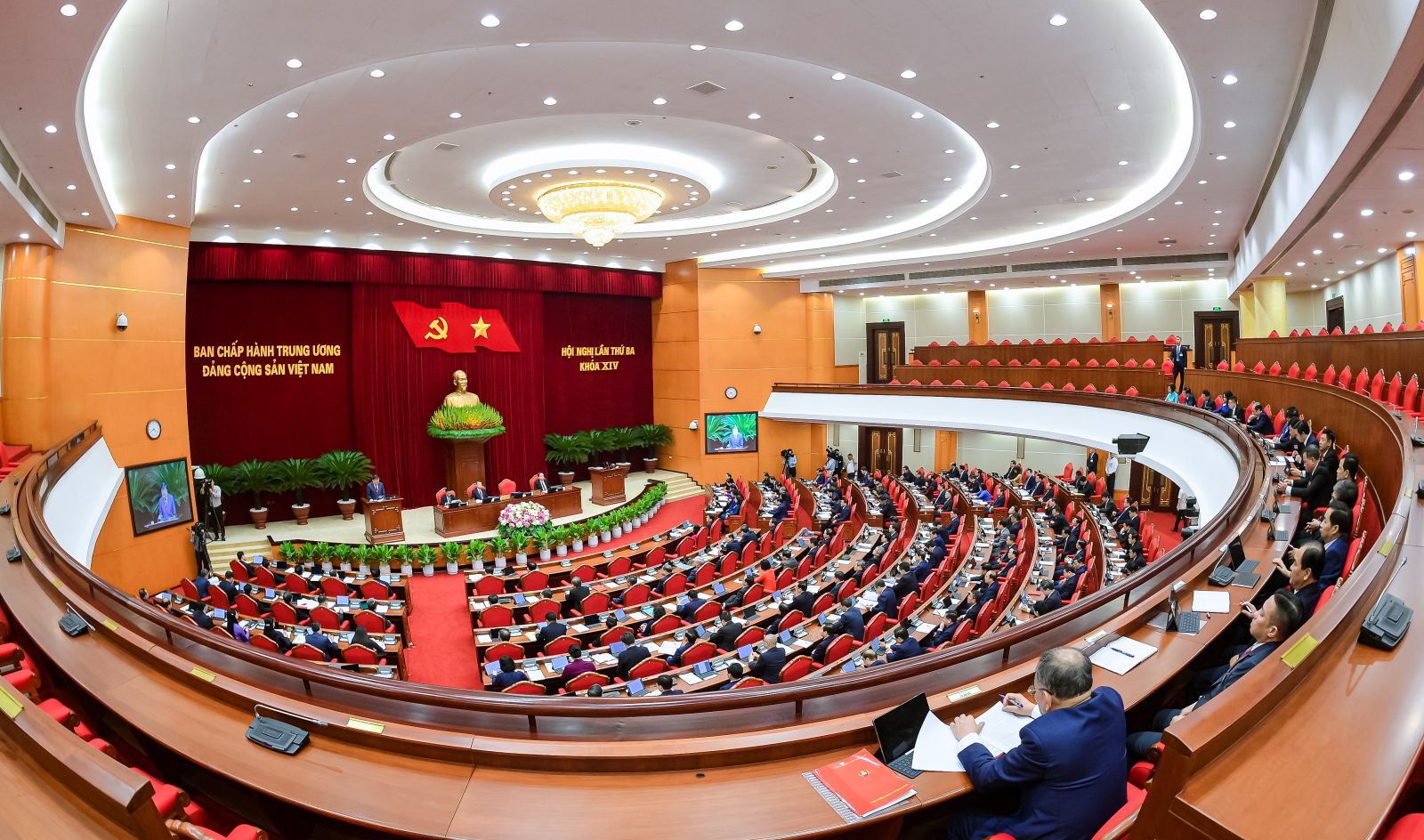 Quang cảnh Hội nghị lần thứ ba Ban Chấp hành Trung ương Đảng khóa XIV