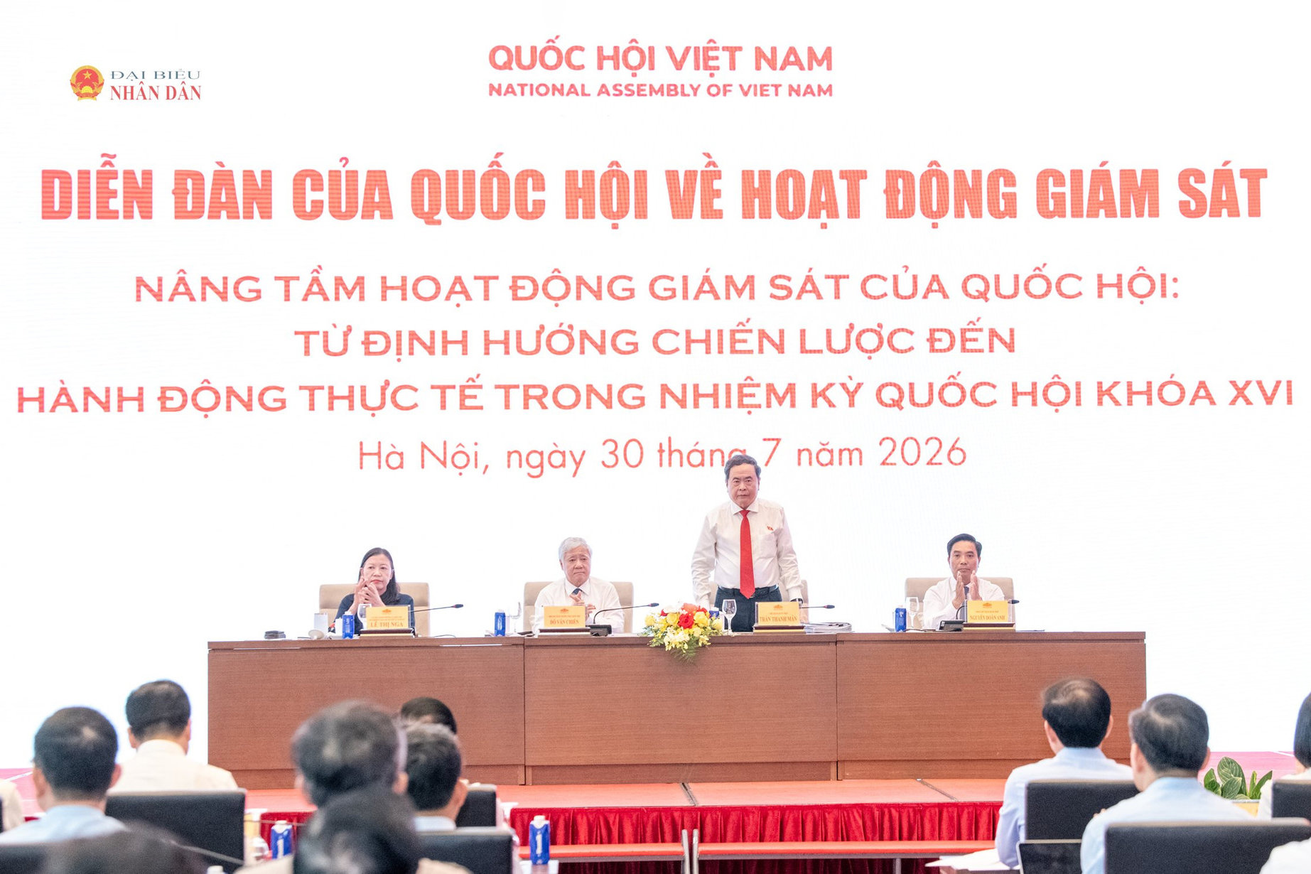 Các đồng chí chủ trì tại Diễn đàn