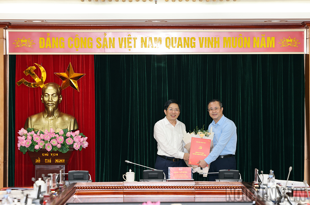 Đồng chí Đặng Văn Dũng, Ủy viên Trung ương Đảng, Ủy viên Ban Thường vụ Đảng ủy các cơ quan Đảng Trung ương, Phó Trưởng ban, Bí thư Đảng ủy cơ quan Ban Nội chính Trung ương trao Quyết định và tặng hoa chúc mừng đồng chí Nguyễn Quang Trường, Chánh Văn phòng, Bí thư Chi bộ Văn phòng Ban được kiện toàn tham gia Ban Thường vụ Đảng ủy cơ quan Ban Nội chính Trung ương