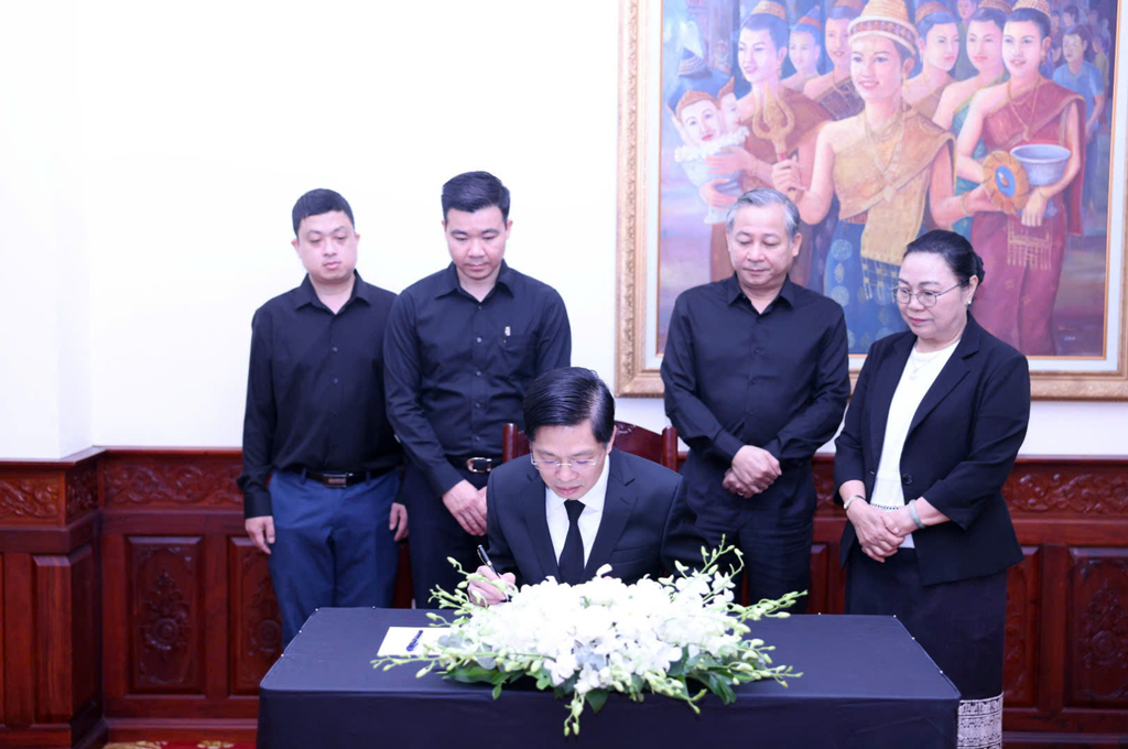 Đồng chí Đặng Văn Dũng, Ủy viên Trung ương Đảng Cộng sản Việt Nam, Phó trưởng ban, Bí thư Đảng ủy cơ quan Ban Nội chính Trung ương ghi sổ tang