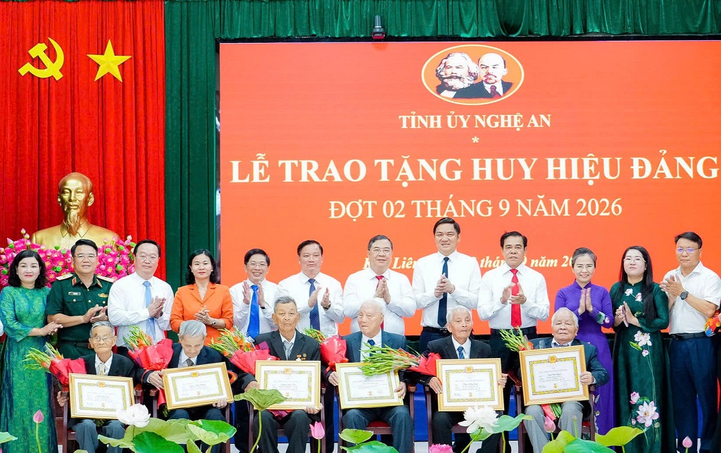Đồng chí Phạm Gia Túc, Ủy viên Bộ Chính trị, Phó Thủ tướng Thường trực Chính phủ; đồng chí Đặng Văn Dũng, Ủy viên Trung ương Đảng, Phó Trưởng ban Nội chính Trung ương cùng các đồng chí lãnh đạo chúc mừng các đảng viên lão thành được trao tặng Huy hiệu Đảng đợt 02/9/2026 tại xã Kim Liên, tỉnh Nghệ An